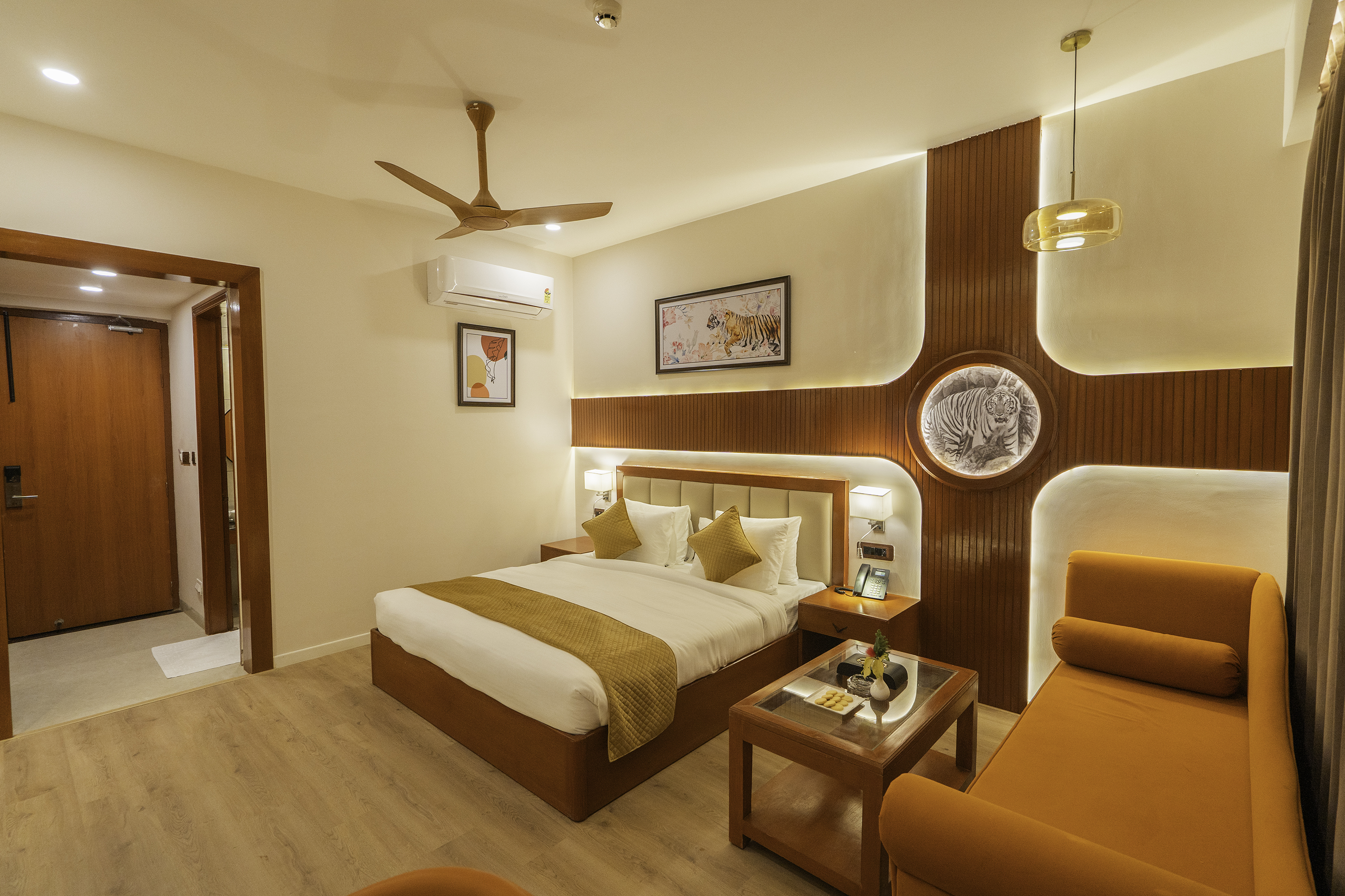 Executive Room with Private Terrace: Leopard Lounge - A shape