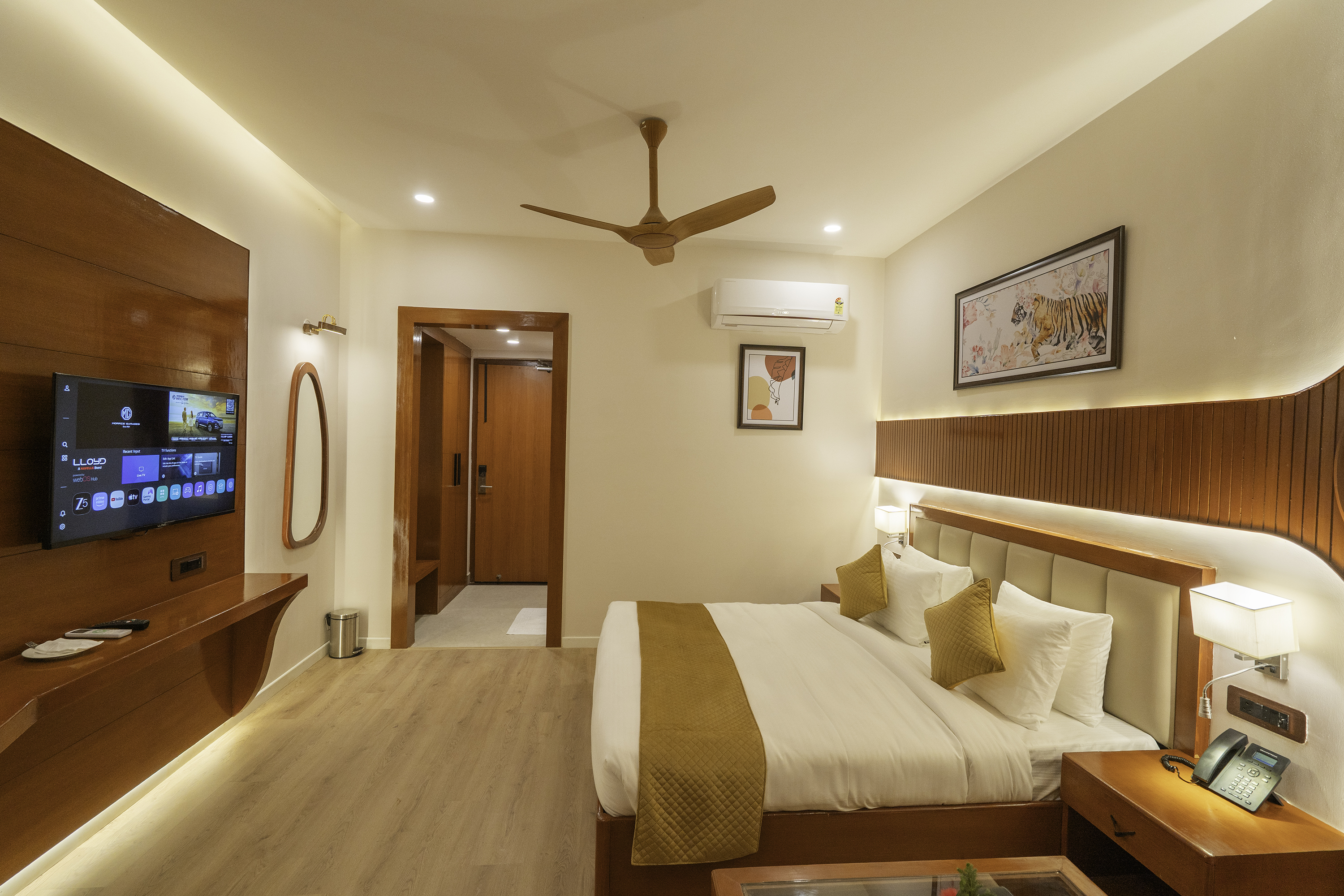 Executive Room with Private Terrace: Leopard Lounge - A shape