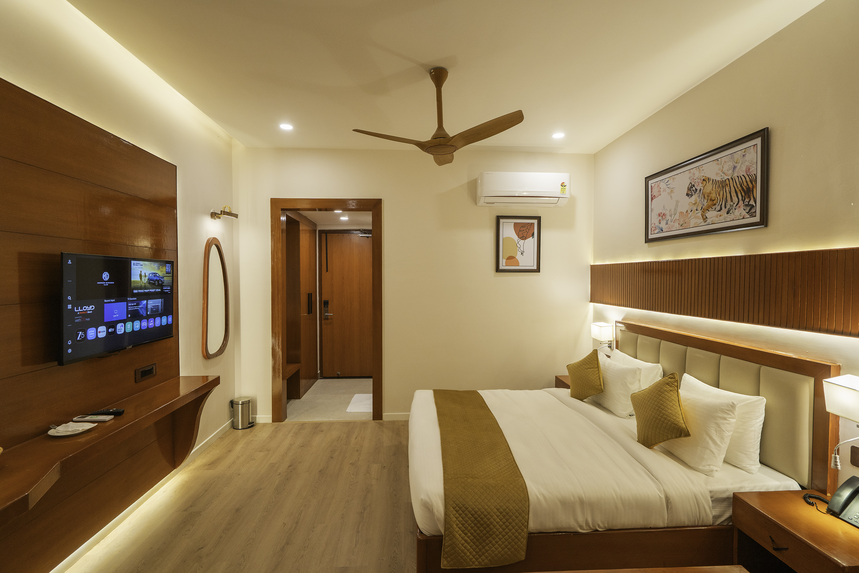 Executive Room with Private Terrace: Leopard Lounge - A shape
