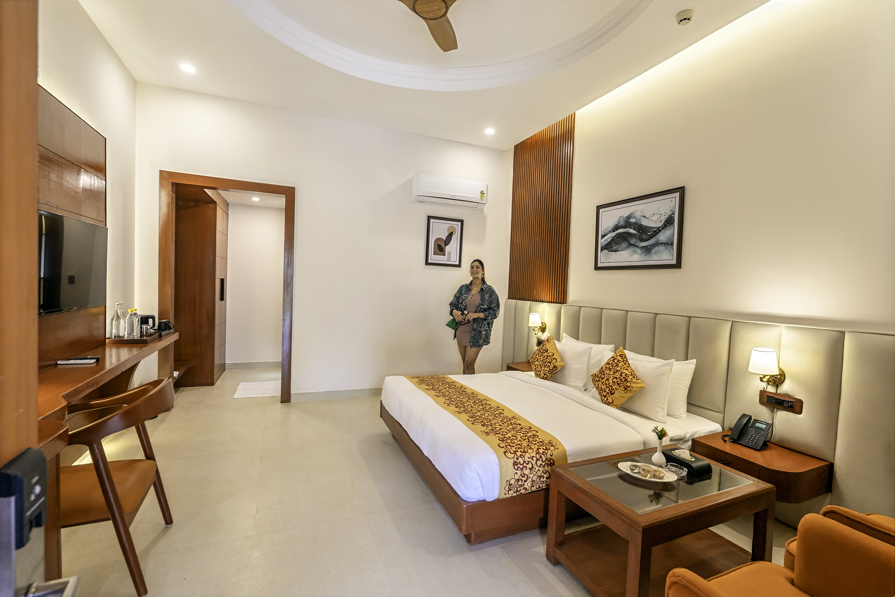 Executive Room with Private Terrace: Leopard Lounge - A shape